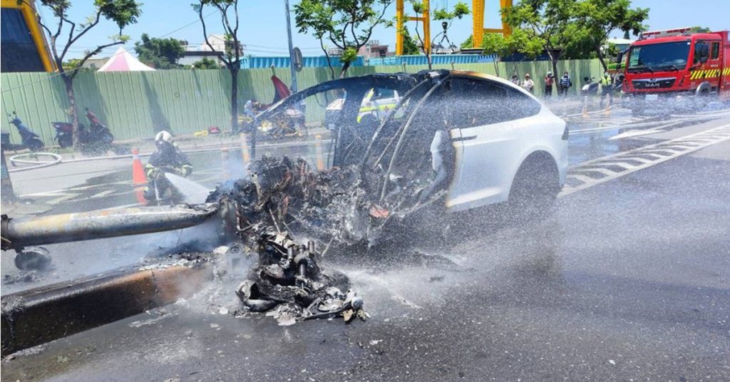 Tesla自撞起火！ 车友：90%人为疏失
